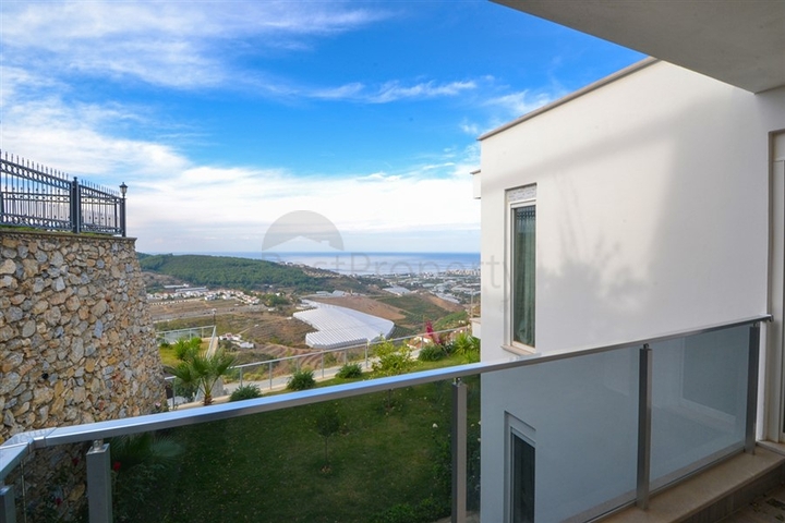 فيلا مستقلة - مسبح خاص وحديقة - تصميم 4 غرف وصالة -اطلالة بحر- في كارجي جاك /الانيا 