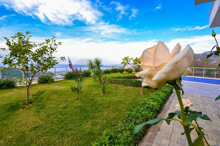 فيلا مستقلة - مسبح خاص وحديقة - تصميم 4 غرف وصالة -اطلالة بحر- في كارجي جاك /الانيا 