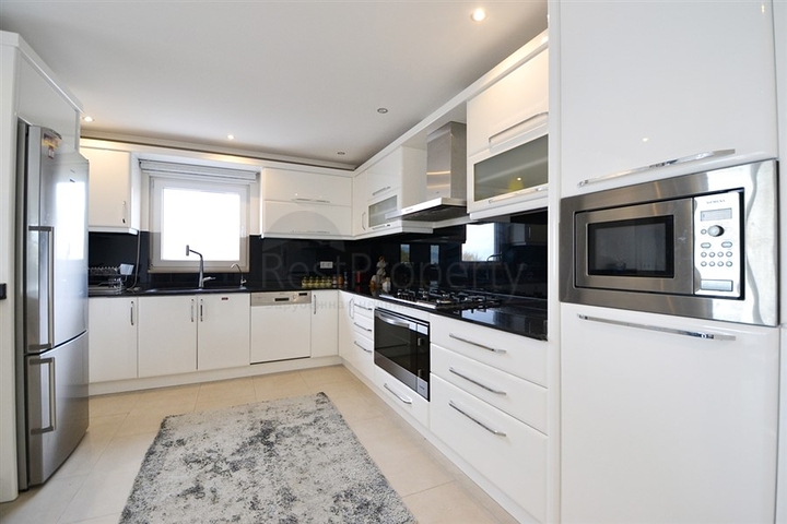 فيلا مستقلة - مسبح خاص وحديقة - تصميم 4 غرف وصالة -اطلالة بحر- في كارجي جاك /الانيا 