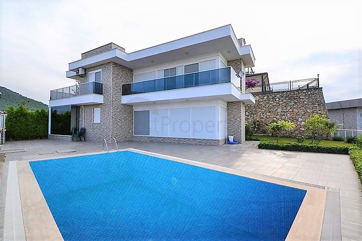 فيلا مستقلة - مسبح خاص وحديقة - تصميم 4 غرف وصالة -اطلالة بحر- في كارجي جاك /الانيا 