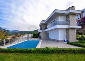 فيلا مستقلة - مسبح خاص وحديقة - تصميم 4 غرف وصالة -اطلالة بحر- في كارجي جاك /الانيا 