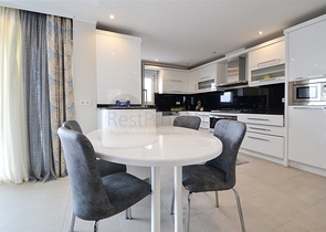 فيلا مستقلة - مسبح خاص وحديقة - تصميم 4 غرف وصالة -اطلالة بحر- في كارجي جاك /الانيا 