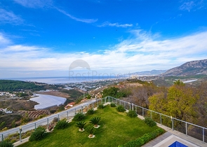 فيلا مستقلة - مسبح خاص وحديقة - تصميم 4 غرف وصالة -اطلالة بحر- في كارجي جاك /الانيا 