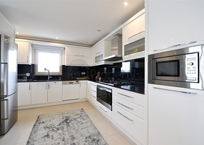 فيلا مستقلة - مسبح خاص وحديقة - تصميم 4 غرف وصالة -اطلالة بحر- في كارجي جاك /الانيا 