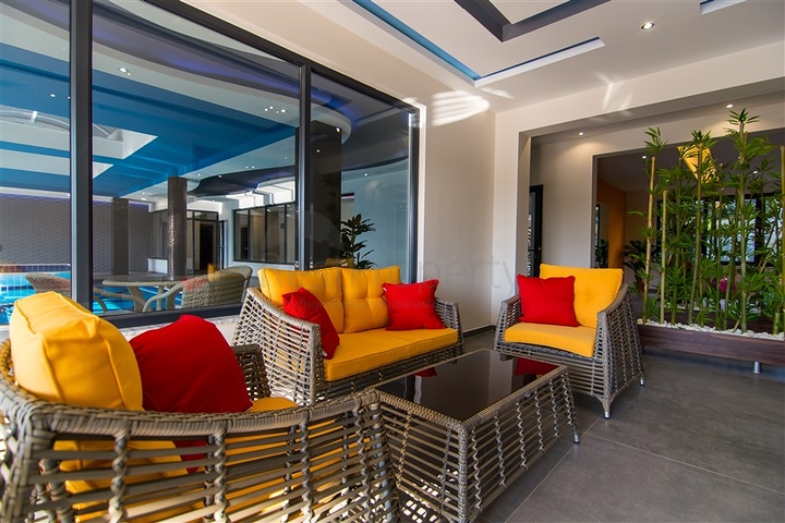 شقة دوبلكس ارضية - مع مدخل للحديقة -ضمن مجمع حديث فاخر - في كارجي جاك / الانيا 