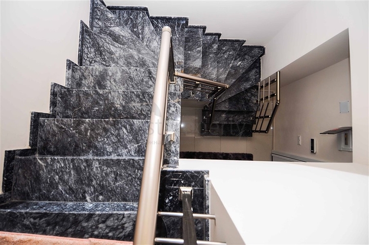 شقة دوبلكس ارضية - مع مدخل للحديقة -ضمن مجمع حديث فاخر - في كارجي جاك / الانيا 