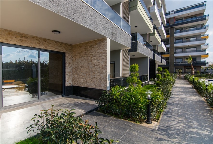 شقة دوبلكس ارضية - مع مدخل للحديقة -ضمن مجمع حديث فاخر - في كارجي جاك / الانيا 