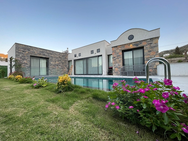 فلل بتصميم انيق - 5 غرف وصالتين - في بودروم 