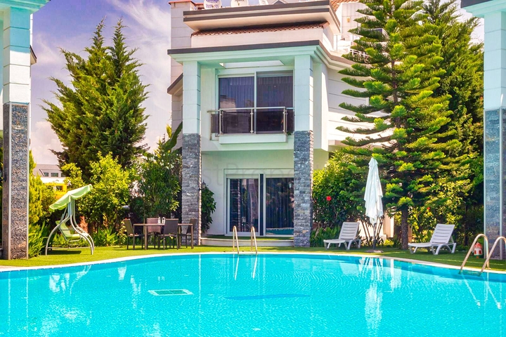 فلل من 4 غرف نوم في انطاليا 5 دقائق من شواطئ لارا