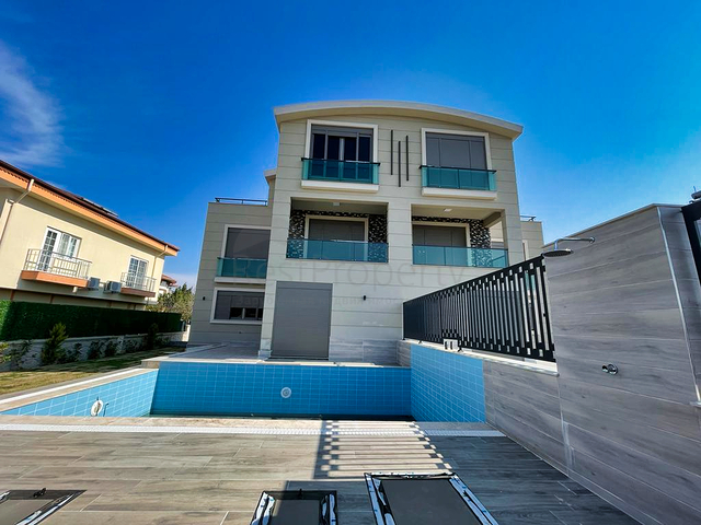 فلل 4 + 1 مع مسبح خاص في قادرية بيليك