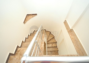 بجانب المشفى -شقة دوبلكس 2 غرفة وصالة -مجمع حديث - في اوبا / الانيا 