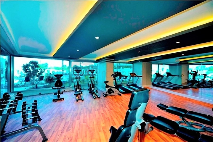 اطلالة بحرية ساحرة -مجمع فاخر اول صف على البحر - شقة غرفة وصالة واسعة - الانيا 