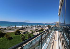 اطلالة بحرية ساحرة -مجمع فاخر اول صف على البحر - شقة غرفة وصالة واسعة - الانيا 