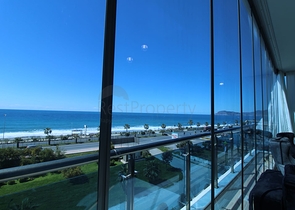 اطلالة بحرية ساحرة -مجمع فاخر اول صف على البحر - شقة غرفة وصالة واسعة - الانيا 