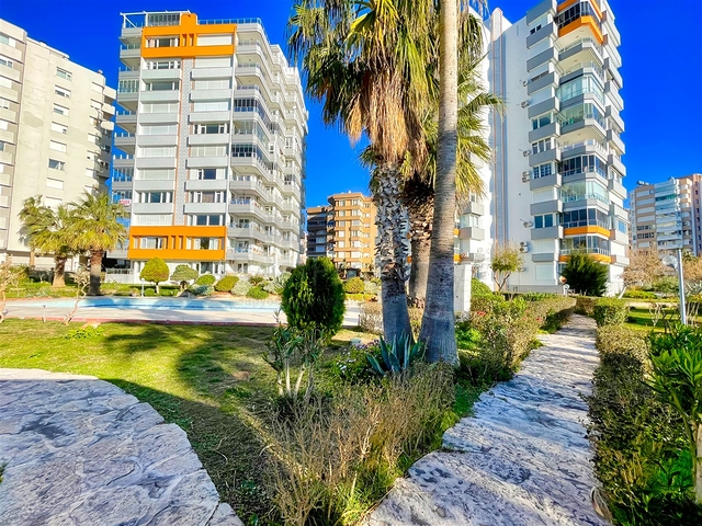 شقة فسيحة 3 + 1 مطلة على البحر الأبيض المتوسط ​​في لارا