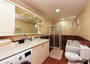 اطلالة بحر مباشرة - شقة عائلية 2 غرفة وصالة -ضمن مجمع - في مهموتلار / الانيا 