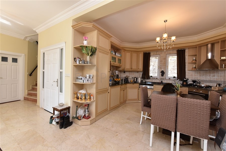 فيلا مستقلة - 3 غرف وصالة -ضمن مجمع يضم خدمات 5 نجوم -في كارجي جاك / الانيا 