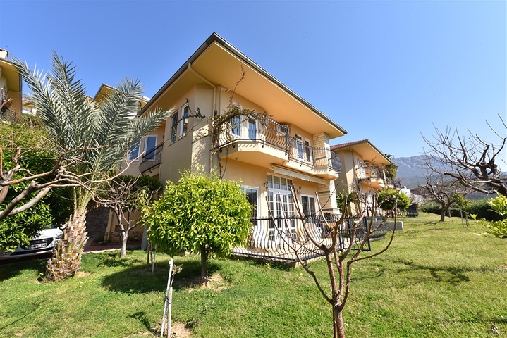 فيلا مستقلة - 3 غرف وصالة -ضمن مجمع يضم خدمات 5 نجوم -في كارجي جاك / الانيا 