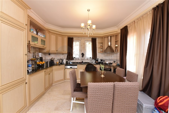 فيلا مستقلة - 3 غرف وصالة -ضمن مجمع يضم خدمات 5 نجوم -في كارجي جاك / الانيا 