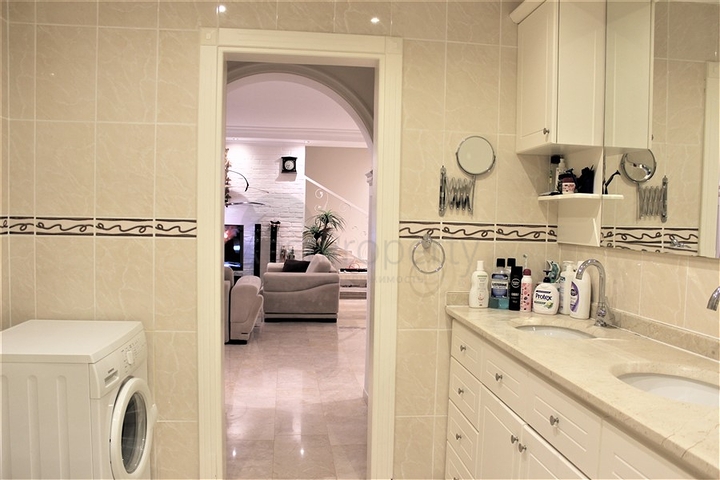 فيلا مستقلة - مسبح خاص -3 غرف وصالة مفروشة -في كارجي جاك / الانيا 