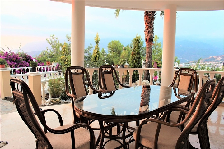 فيلا مستقلة - مسبح خاص -3 غرف وصالة مفروشة -في كارجي جاك / الانيا 