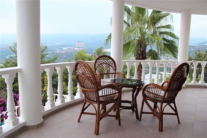 فيلا مستقلة - مسبح خاص -3 غرف وصالة مفروشة -في كارجي جاك / الانيا 