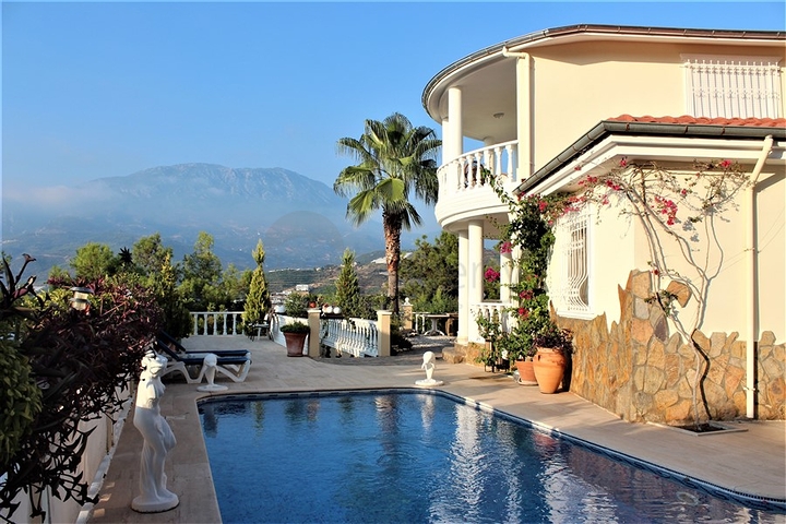 فيلا مستقلة - مسبح خاص -3 غرف وصالة مفروشة -في كارجي جاك / الانيا 