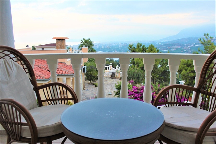 فيلا مستقلة - مسبح خاص -3 غرف وصالة مفروشة -في كارجي جاك / الانيا 