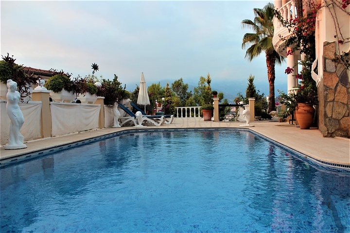 فيلا مستقلة - مسبح خاص -3 غرف وصالة مفروشة -في كارجي جاك / الانيا 