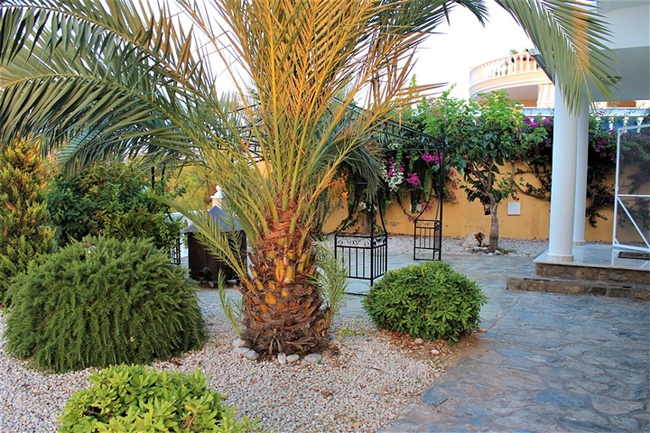 فيلا مستقلة - مسبح خاص -3 غرف وصالة مفروشة -في كارجي جاك / الانيا 