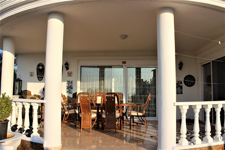 فيلا مستقلة - مسبح خاص -3 غرف وصالة مفروشة -في كارجي جاك / الانيا 