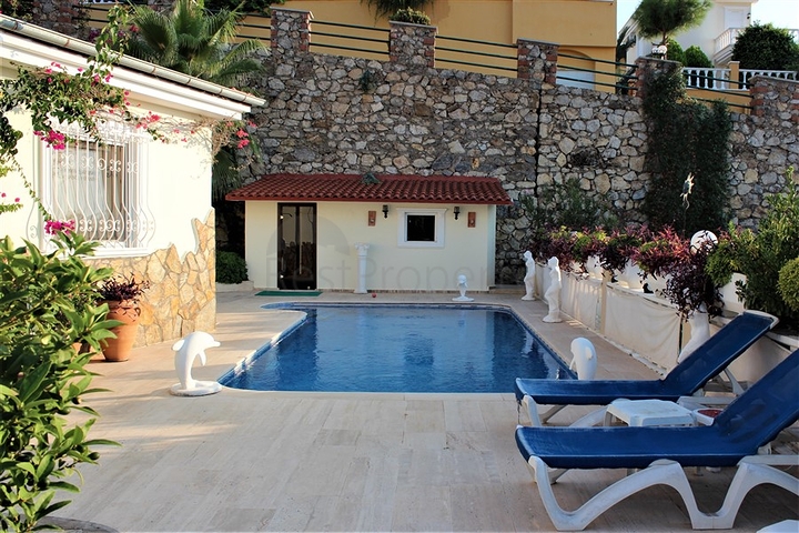 فيلا مستقلة - مسبح خاص -3 غرف وصالة مفروشة -في كارجي جاك / الانيا 