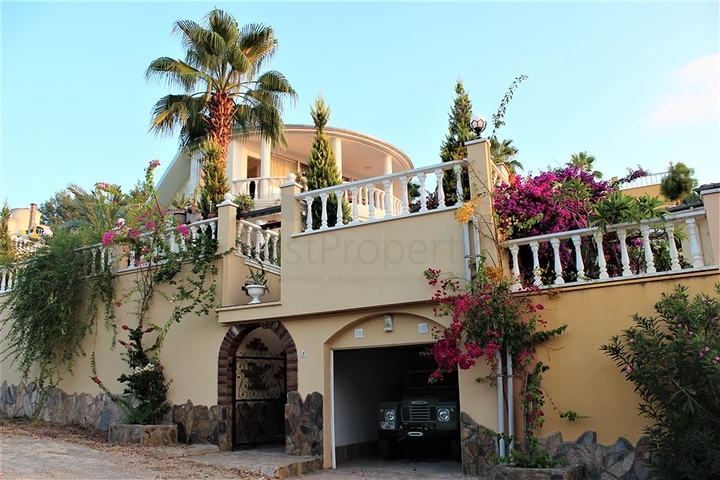 فيلا مستقلة - مسبح خاص -3 غرف وصالة مفروشة -في كارجي جاك / الانيا 