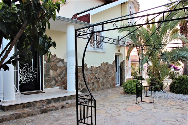 فيلا مستقلة - مسبح خاص -3 غرف وصالة مفروشة -في كارجي جاك / الانيا 