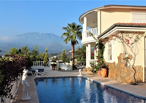 فيلا مستقلة - مسبح خاص -3 غرف وصالة مفروشة -في كارجي جاك / الانيا 