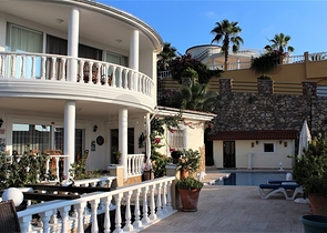 فيلا مستقلة - مسبح خاص -3 غرف وصالة مفروشة -في كارجي جاك / الانيا 