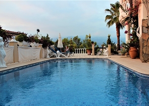 فيلا مستقلة - مسبح خاص -3 غرف وصالة مفروشة -في كارجي جاك / الانيا 