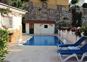 فيلا مستقلة - مسبح خاص -3 غرف وصالة مفروشة -في كارجي جاك / الانيا 