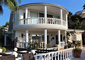 فيلا مستقلة - مسبح خاص -3 غرف وصالة مفروشة -في كارجي جاك / الانيا 