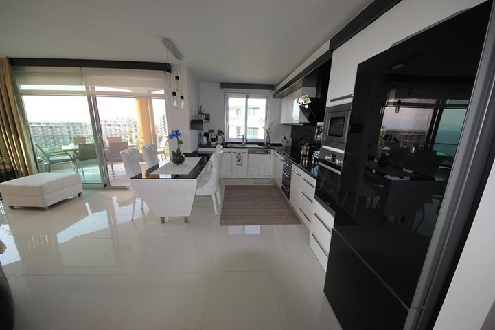 اطلالة بحر -شقة فاخرة -غرفتين وصالة - ضمن مجمع -في كارجي جاك / الانيا 