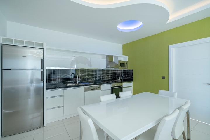 اطلالة بحر مباشرة - شقة 2 غرفة وصالة - مجمع فاخر - في كاستل / الانيا 