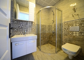 شقة غرفة وصالة - ضمن مجمع سكني حديث قريب من البحر - في مهموتلار / الانيا 