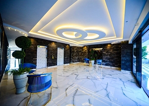 شقة غرفة وصالة - ضمن مجمع سكني حديث قريب من البحر - في مهموتلار / الانيا 