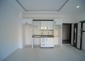 شقة غرفة وصالة - ضمن مجمع سكني حديث قريب من البحر - في مهموتلار / الانيا 