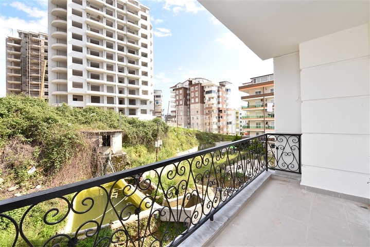 شقة غرفة وصالة - ضمن مجمع سكني في مهموتلار / الانيا 