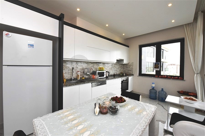 اطلالة بحر وقلعة - شقة 2 غرفة وصالة  - في مركز الانيا 