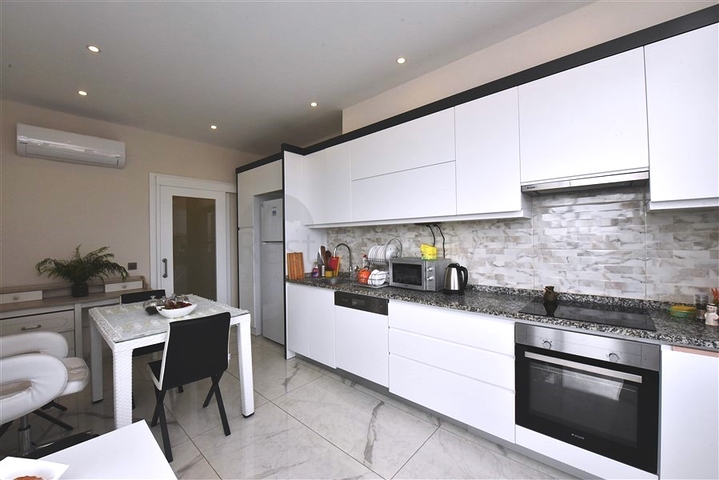 اطلالة بحر وقلعة - شقة 2 غرفة وصالة  - في مركز الانيا 