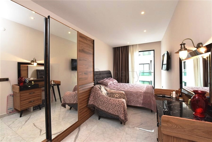 اطلالة بحر وقلعة - شقة 2 غرفة وصالة  - في مركز الانيا 