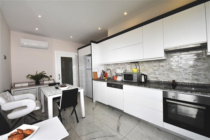 اطلالة بحر وقلعة - شقة 2 غرفة وصالة  - في مركز الانيا 