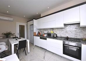 اطلالة بحر وقلعة - شقة 2 غرفة وصالة  - في مركز الانيا 